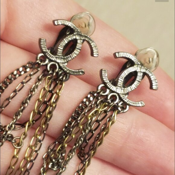 Chanel Clip-on Earrings Gunmetal and Gold Chain Interlocking CC's - Picture 4 of 16